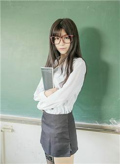 从衬衣领口往下看高中美女老师上课的图片