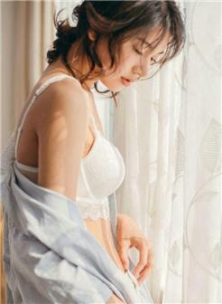 韩国迷人的乳沟媚娘迷乱卷发脱衣写真