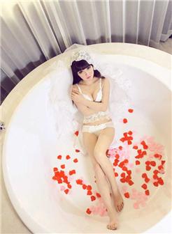 巨胸家政妇女浴室玫瑰浴白嫩写真