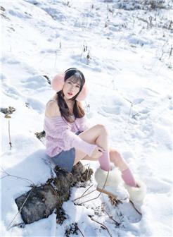 日本雪地裸拍大胆美女艺术图片《美丽冻人》
