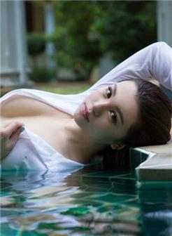 [奶大30p]白色连体睡裙泳池湿身水乳交融诱惑写真