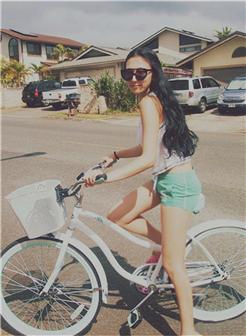 穿短裤骑着单车带着墨镜的休闲女生图片