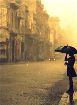 下雨的黄昏打伞女孩背影图片