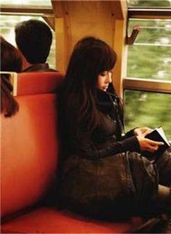 一个人在坐火车的女生复古图片