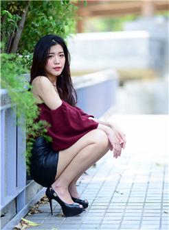 台湾美女孙莎莎黑色皮裙光腿写真