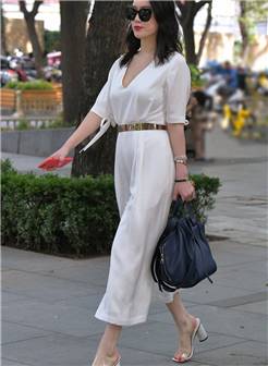街拍:白色连体阔腿裤,成熟的女人,时尚的打扮,国色天香