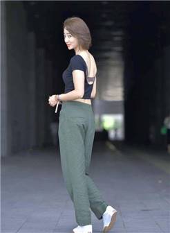 街拍:美女黑色短款t恤搭配军绿色阔腿裤