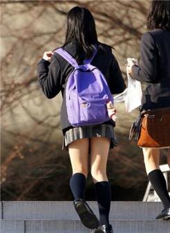 街拍日本女生校裙 长度超短不惧走光
