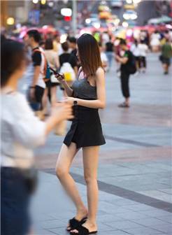重庆街拍,秋天穿上甜美的裙子,让你魅力倍增!