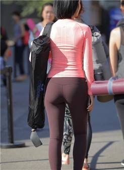 三里屯街拍:瑜伽裤美女,爱运动的女孩一定有丰满的美臀