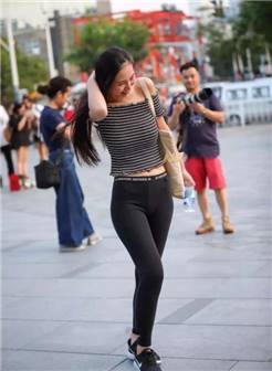 路人街拍:30多岁的的性感翘臀少妇搭配紧身裤
