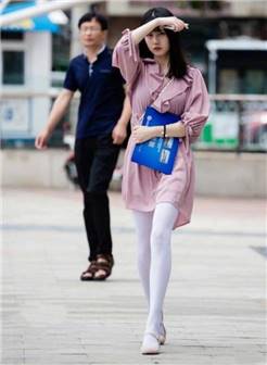 街拍:纤细妖娆的美少妇,身穿粉色长款上衣配上白色紧身裤,时尚性感