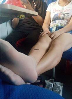[街拍丝足] 火车上的丝袜妇,不喜欢妇丝足的别进来看,真实的原味短丝