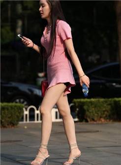 穿着粉色深v领紧身包臀短裙的美腿少妇, 迷人身材看似清纯少女