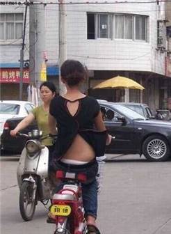 在夏天女人骑车子要两腿之间走光,穿裙子和短裤