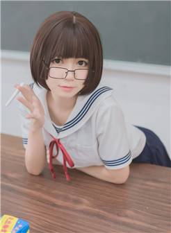 眼镜美女学生制服教室写真