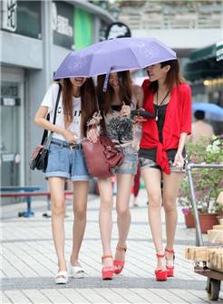 雨伞下三个青春的妹子-3a街拍