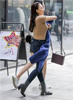 街拍路人:女人穿了光滑的打底衫,越大越有自己的味道