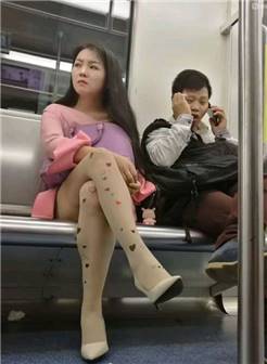 地铁上拍少妇的斑点肉丝【美丝吧】