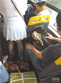 曝光!903路公交车上有人拿手机偷拍女生裙底