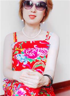 2014年7月29日顾客大姐给小越随拍的照片,这些大红花图案的吊带和裤子
