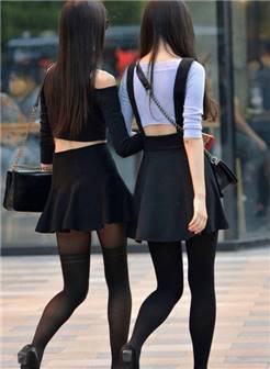 街拍:时尚姐妹花穿黑丝袜又配黑色高跟鞋