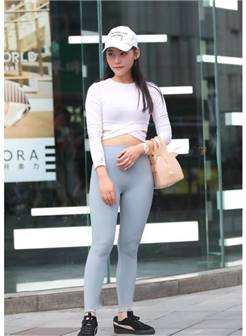 武汉街拍:穿紧身瑜伽裤的美女青春洋溢,让时尚变得不一样了!