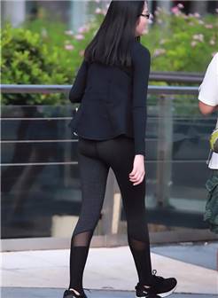 路人街拍,紧身的黑色瑜伽裤美女,美妙的身姿当然要穿出来!