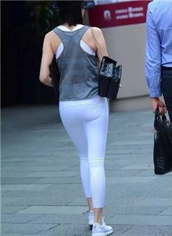 街拍: 少见的白色紧身裤美女, 尽显角痕