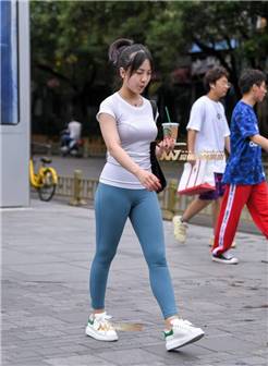 街拍: 微胖小姐姐白t恤搭配瑜伽裤, 这么穿美上天!