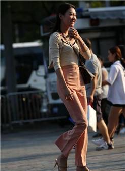 街拍: 穿粉色紧身热裤身材超棒的美女, 一看就是练过瑜伽!