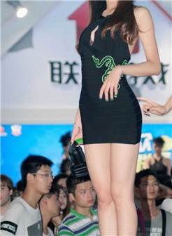 上海会展雷蛇的短裙长腿女郎-3a街拍