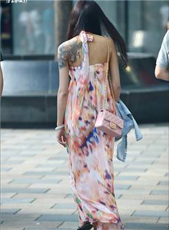 街拍:偏好纹身的北京性感潮女