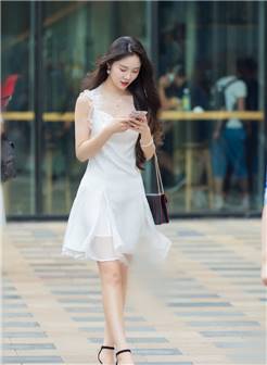 北京街拍:冷淡风连衣裙的搭配,极简系列专属的冰美人!