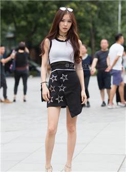 帝都街拍# 北京街拍更新,五角星短裙,简单利落的黑白
