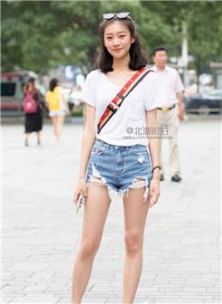 帝都街拍# 北京街拍更新,白t白鞋热裤美腿