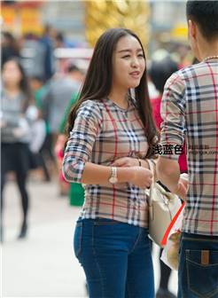 街拍:北京破洞牛仔裤翘臀美女,与男朋友情侣衫