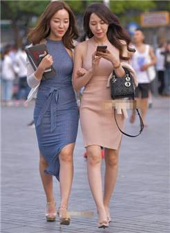 小姐姐街拍:闺蜜出街,右边的美女似乎很害羞