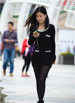 幸福中国街拍:文化广场街拍的黑丝袜玉人