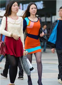幸福中国街拍:和闺蜜一起逛街的黑丝袜美女