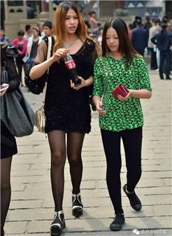 幸福中国街拍:逛街的黑丝袜小姐姐