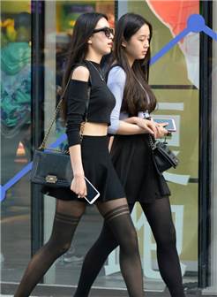 图1穿黑丝袜的两姐妹,左边美女炫腹上衣 黑色短裙丝袜