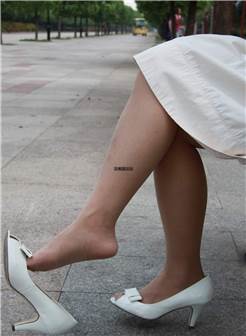 白裙肉丝丰腴少妇,纤瘦的丝袜美足美感十足,就是透过丝袜可以看到脚底