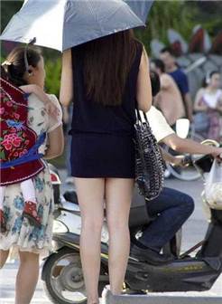 逛超市的美女