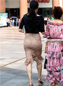 路人街拍: 镂空包臀裙的背影小姐姐, 圆润的臀部, 完美的身材