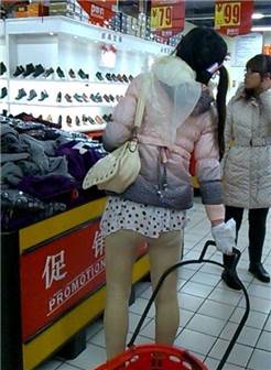 中国超短裙真空逛超市 老汉:太有伤风化