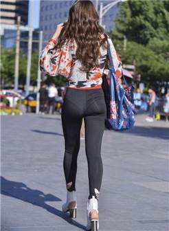 街拍,v领露脐衫配紧身运动裤,显露出少妇迷人的曲线!