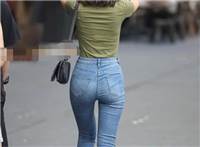 街拍:美女穿牛仔裤要看背影,臀型线条优雅而性感!