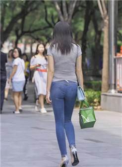 美女穿紧身牛仔裤的背影美妙绝伦,臀型曲线得到了时尚