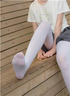  [森萝财团]萝莉r15-014 白色短袖与灰色短裤加白色丝袜美腿玉足公园内